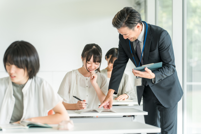 学習塾_先生と子ども